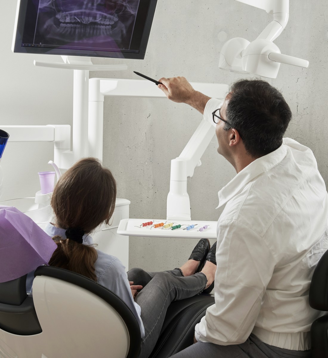 Dentista atendendo paciente em clínica odontológica